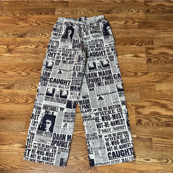 POTTERY BARN TEEN Harry Potter "Daily Prophet" Pajama Pants - Picture 3 of 7